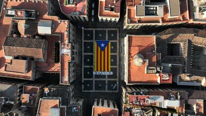 La ANC despliega una estelada en la plaza Sant Jaume, en el centro de Barcelona, para promover la participación en la Diada.