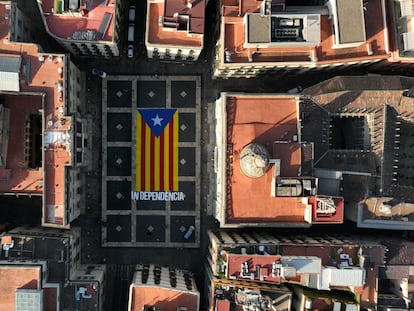 La ANC despliega una estelada en la plaza Sant Jaume para promover la participación en la Diada.