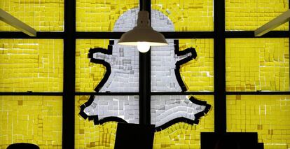 Logo de Snapchat hecho con post-its en una redacción de Nueva York.
