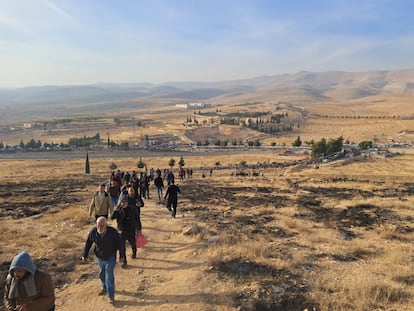 Una fila de personas se dirige hacia la prisión militar de Saidnaya, al norte de Damasco.