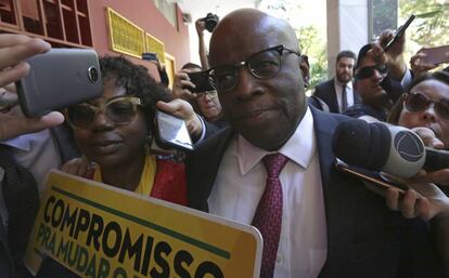 Joaquim Barbosa antes de uma reunião com líderes do PSB em Brasília no dia 19 de abril.