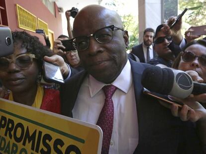 Joaquim Barbosa antes de uma reunião com líderes do PSB em Brasília no dia 19 de abril.