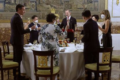Los reyes, el presidente del Gobierno y su esposa Begoña Gómez y el presidente de la República de Corea Moon Jae-In y su esposa Kim Jung-Sook brindan tras el discurso ofrecido por Felipe VI en la cena de estado. En vez de en una mesa grande y alargada, la cena se sirvió en pequeñas mesas redondas de seis comensales.
