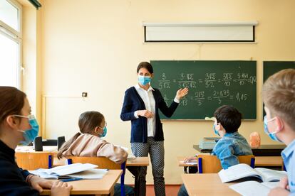 Muchos profesionales que trabajan en contacto con otras personas necesitan garantías sobre la generación de anticuerpos en su organismo. Los docentes, por ejemplo, afrontan el tercer curso marcado por la pandemia.