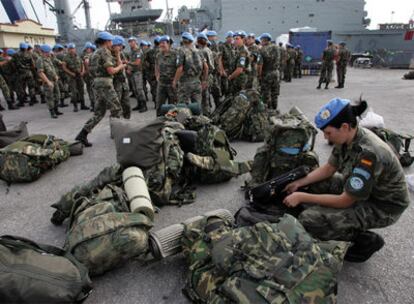 Militares españoles se preparan para zarpar rumbo a Líbano en septiembre de 2006.