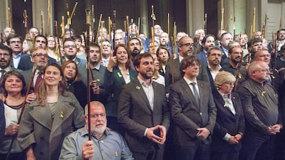 Puigdemont rodeado de los alcaldes en Bruselas el pasado noviembre.