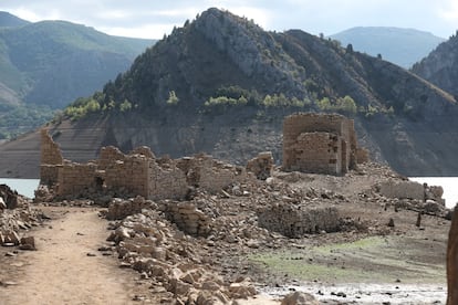 Ruinas que hace 60 años eran un pueblo de la comarca de Luna, en León.