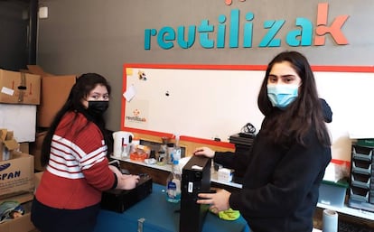 Alumnas del proyecto Reutilizak, en el centro de formación de la la Asociación Cultural La Kalle de Madrid.