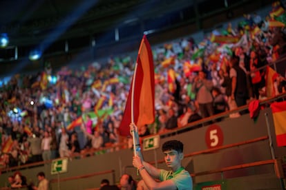 Un joven sujeta una bandera de España este domingo durante la convención de Vox celebrada en Madrid.  