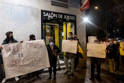 Concentración en el barrio de Aluche contra las casas de apuestas.