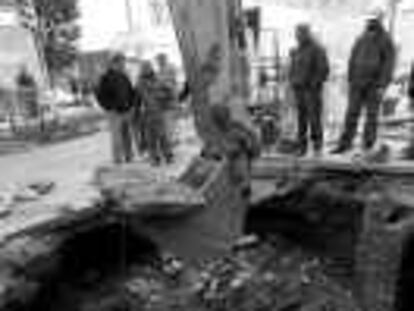 B 33438 - (19.3.2000) - Color -Socavon en Via Favencial. - Foto : Carmen Secanella -