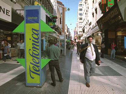 Telefónica, en la imagen una cabina urbana suya en Buenos Aires, tiene muchos ejecutivos expatriados.
