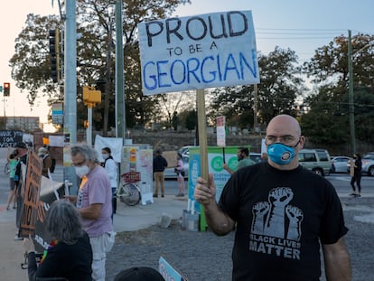 Un habitante de Atlanta, en una manifestación contra Donald Trump el viernes.
