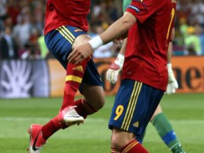 Mata celebra con Torres un gol en la final de la Eurocopa 2012.