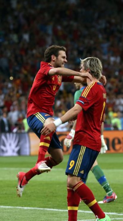 Mata celebra con Torres un gol en la final de la Eurocopa 2012.