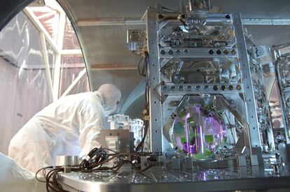 Un cient&iacute;fico trabaja en el observatorio estadounidense de interferometr&iacute;a l&aacute;ser (LIGO) en Hanford, Washington. Fotograf&iacute;a facilitada por la Fundaci&oacute;n Nacional de las Ciencias (NSF).