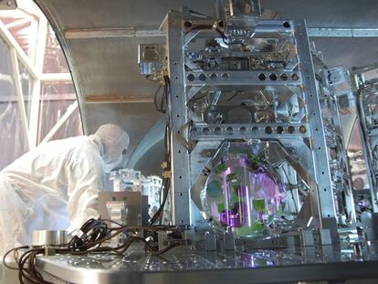 Un cient&iacute;fico trabaja en el observatorio estadounidense de interferometr&iacute;a l&aacute;ser (LIGO) en Hanford, Washington. Fotograf&iacute;a facilitada por la Fundaci&oacute;n Nacional de las Ciencias (NSF).