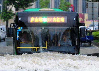 Un autobús pasa por una zona inundada en Jiujiang, China.