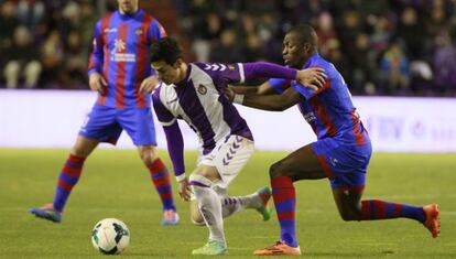 Javi Guerra se escapa de Simao, del Levante 