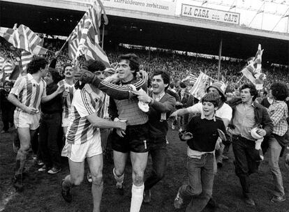 Luis Arconada se abraza a Genaro Celayeta tras conquistar la Liga 81-82 en Atocha.