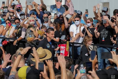 Jared Isaacman es saludado por el público antes del lanzamiento en Cabo Cañaveral, este miércoles.