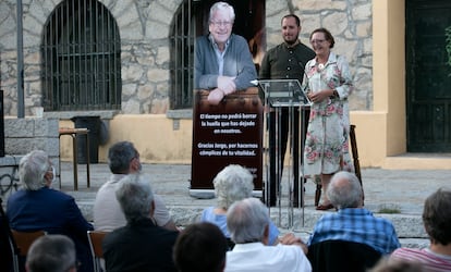 Homenaje a Jorge Martínez Reverte, en Bustarviejo, con su mujer, Mercedes Fonseca, y su hijo, Mario Martínez, en el estrado.