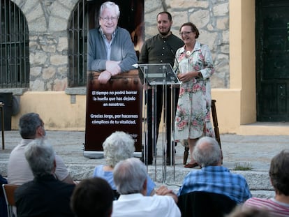 Homenaje a Jorge Martínez Reverte, en Bustarviejo, con su mujer, Mercedes Fonseca, y su hijo, Mario Martínez, en el estrado.