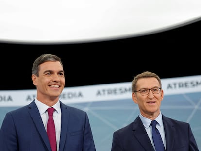 Pedro Sánchez y Alberto Núñez Feijóo, antes del inicio del debate en Atresmedia.