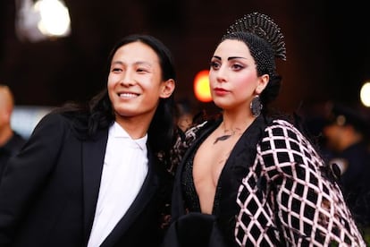 Alexander Wang y Lady Gaga en la gala del Museo Metropolitano de Arte.