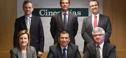 De pie, de izquierda a derecha: Ricardo Fontecha, de Ferrovial Agroman; Carlos Milans del Bosh, de BBVA; Fernando Garc&iacute;a Canales, de Deloitte. Sentados, de izquierda a derecha: Alicia Revenga, de Seopan; Yaco Rosas Romero, de ProInversi&oacute;n y Bernardo Mu&ntilde;oz, de la Embajada de Per&uacute;.