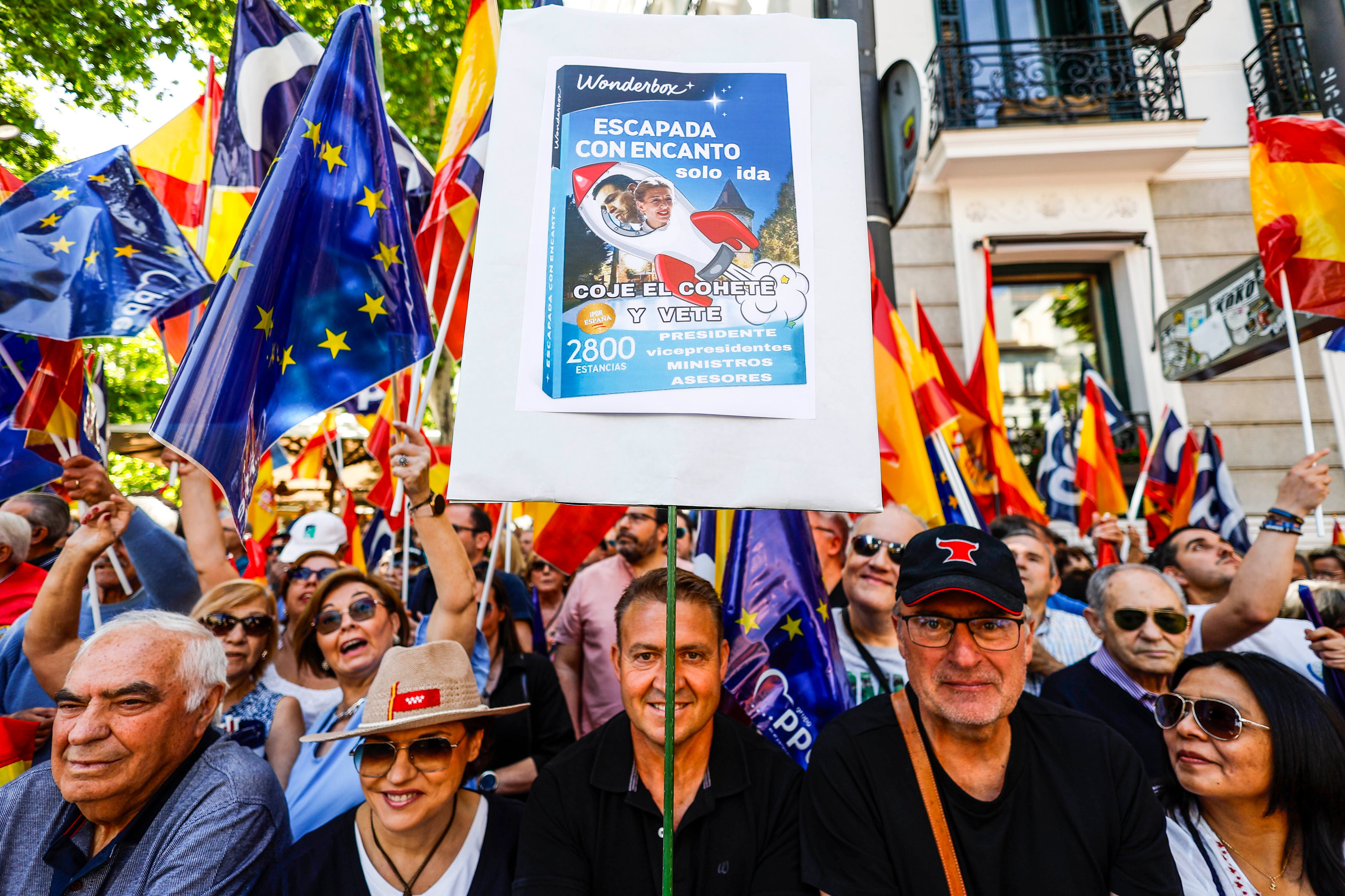 Cartel contra el presidente del Gobierno, Pedro Sánchez, y la vicepresidenta segunda y ministra de Trabajo, Yolanda Díaz, durante la protesta en la Puerta de Alcalá de Madrid. 