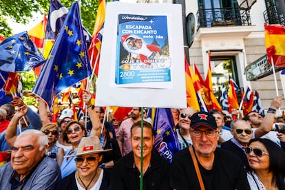 Cartel contra el presidente del Gobierno, Pedro Sánchez, y la vicepresidenta segunda y ministra de Trabajo, Yolanda Díaz, durante la protesta en la Puerta de Alcalá de Madrid.