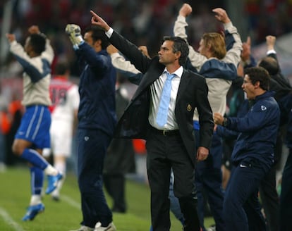 El técnico luso celebra uno de los tres goles que el Oporto le marcó al Mónaco en la final de 2004.