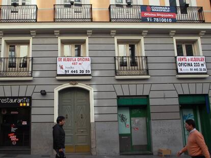 Fachada de un edificio con viviendas en alquiler.