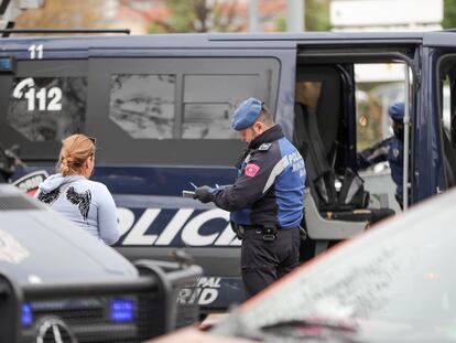 Un agente de la Policía Municipal multa a una mujer por un viaje no justificado