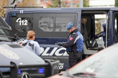 Un agente de la Policía Municipal multa a una mujer por un viaje no justificado