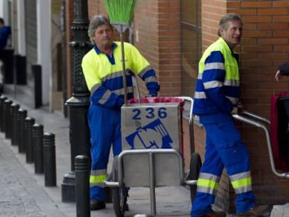 Trabajadores de Limasa, la empresa de retirada de basuras de Málaga.
