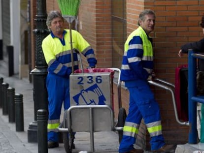 Trabajadores de Limasa, la empresa de retirada de basuras de Málaga.