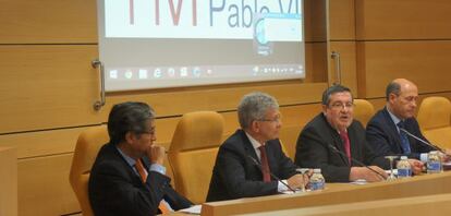 De izquierda a derecha: Francisco Salinas, director del curso; José Mercado, presidente de Santander Asset Management España; Ángel Galindo, rector de la Universidad Pontificia de Salamanca, y Francisco Javier Garayoa, director y secretario de Spainsif.
