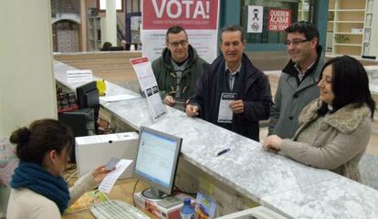 De izquierda a derecha, el portavoz de Comprom&iacute;s, Joan Gilabert; el de Esquerra Unida, Manuel Ruiz; el alcalde de Ontinyent, Jorge Rodr&iacute;guez, y la portavoz socialista, Rebeca Torr&oacute;, en el momento de votar en la iniciativa de participaci&oacute;n.