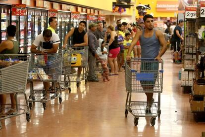 Habitants de Puerto Vallarta fan compres d'emergència.