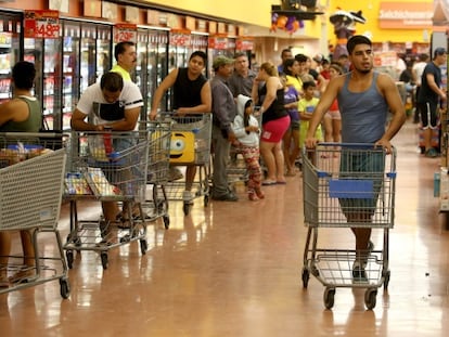 Habitants de Puerto Vallarta fan compres d'emergència.