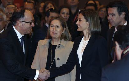 La Reina Letizia, saluda al presidente de la Feria Internacional de Turismo (FITUR) y de Iberia, Luis Gallego, en presencia de la ministra de Fomento, Ana Pastor y el ministro de Industria, José Manuel Soria