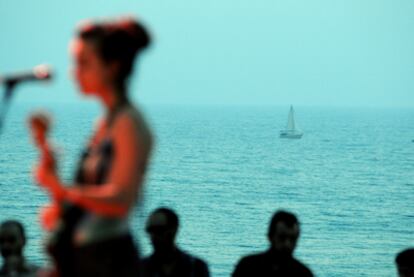 El festival Farada congrega a 1.500 personas ante un escenario con vistas al mar.