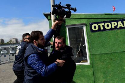 Unos polic&iacute;as turcos bloquean a un periodista que grababa unas protestas en Estambul. 