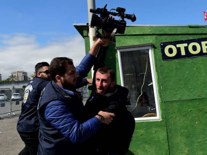 Unos polic&iacute;as turcos bloquean a un periodista que grababa unas protestas en Estambul. 