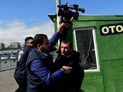 Unos polic&iacute;as turcos bloquean a un periodista que grababa unas protestas en Estambul. 