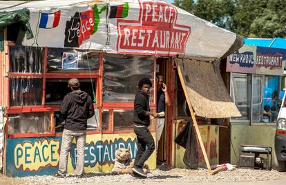 La Justicia francesa rechazó el viernes 12 de agosto el cierre, reclamado por el Gobierno, de los comercios ilegales abiertos en el campamento de refugiados de Calais, en el noroeste del país, con el argumento de que cumplen una función de lugar de encuentro "calmado" de los inmigrantes.