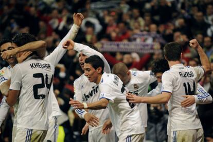 Los jugadores del Madrid celebran el triunfo