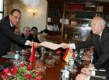 Moratinos hace entrega a Fassi-Fihri de la carta de Zapatero para Mohamed VI durante el encuentro en Rabat.